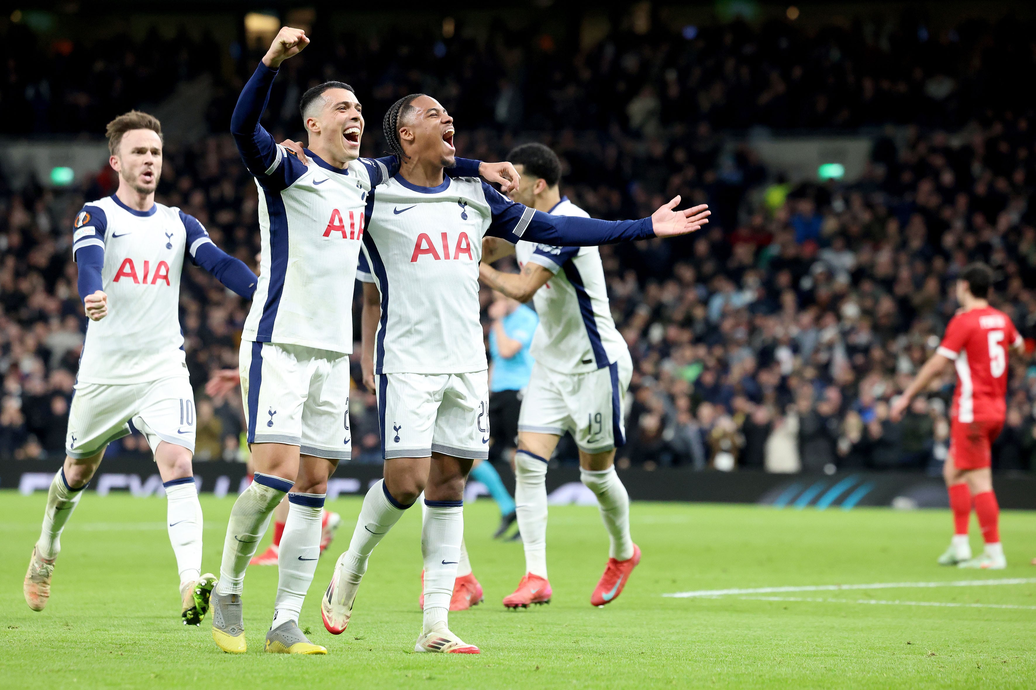 Todo Tottenham celebra el pase de instancia