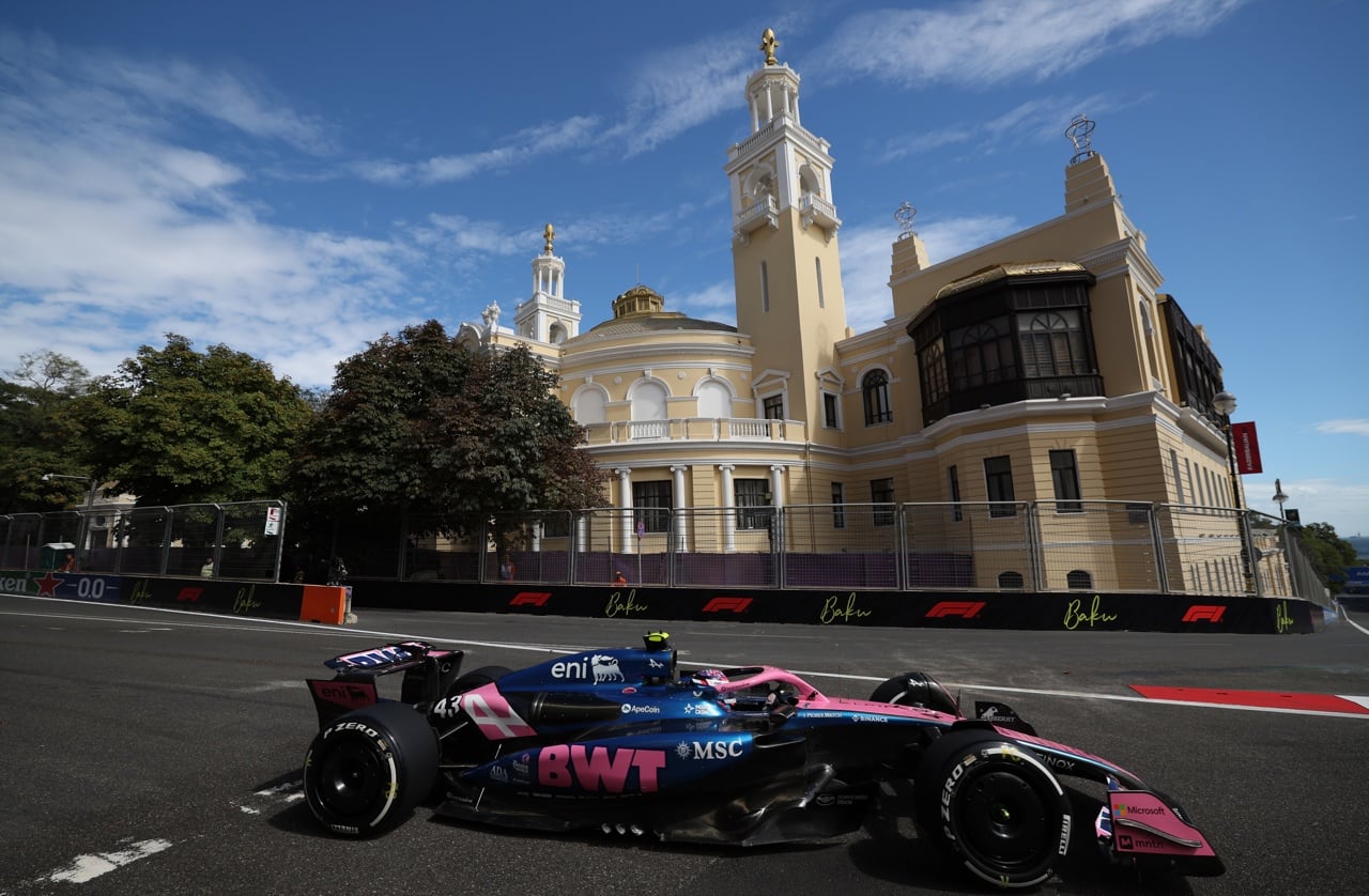 Colapinto con su Alpine en Bakú. 