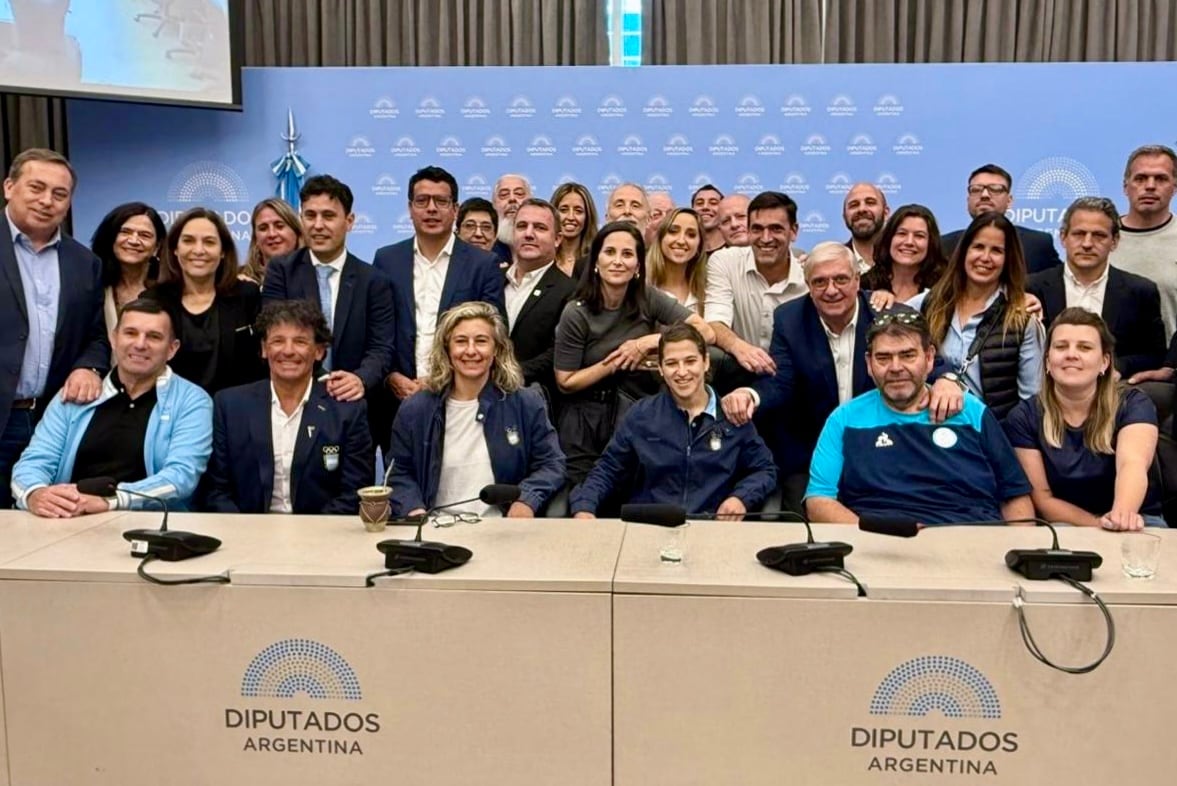Medallistas olímpicos junto a los diputados