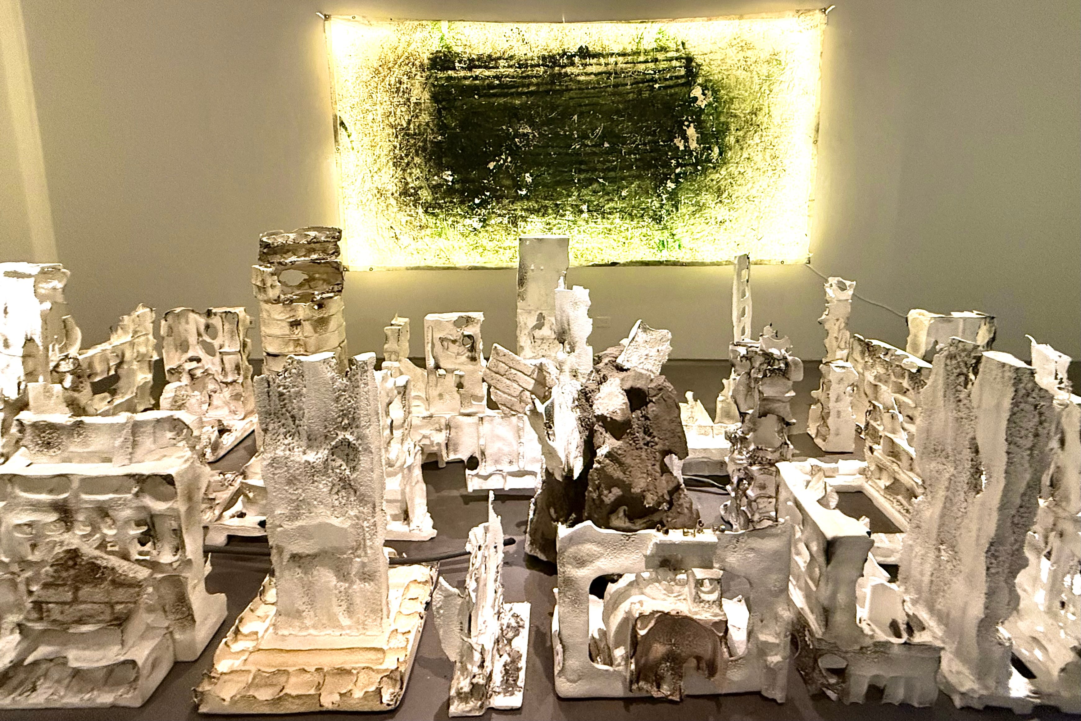 Vista parcial de la obra de Andrés Waissman en la galeria Gachi Prieto. Abajo: Otra vista de la obra de Andrés Waissman.