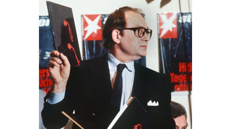 Gerd Heidemann muestra los diarios apócrifos en conferencia de prensa, en 1983.