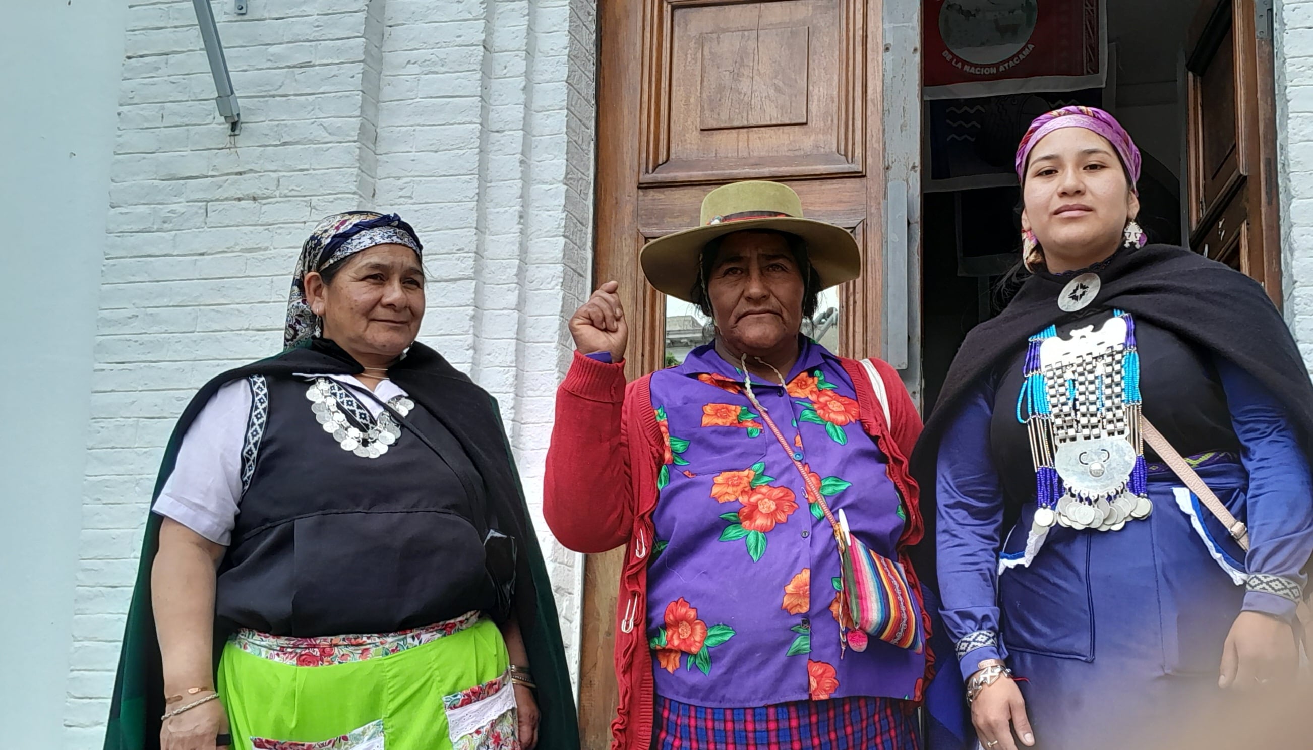 La Machi Betiana, María Nahuel junto a Aurora, del Tercer Malón de la Paz, en la puerta del INAI