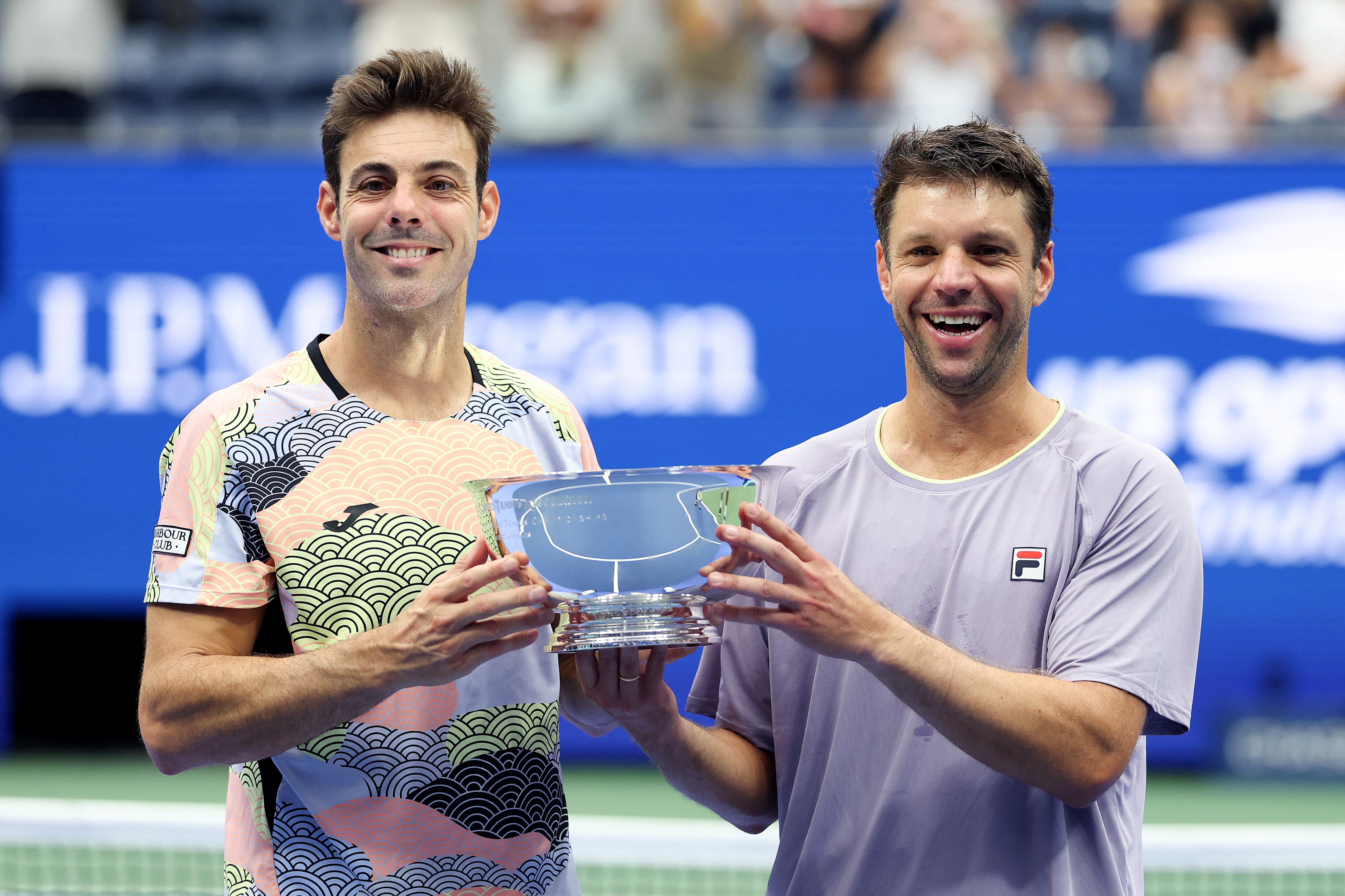 Marcel Granollers y Horacio Zeballos alzando el trofeo del US Open 2025.  