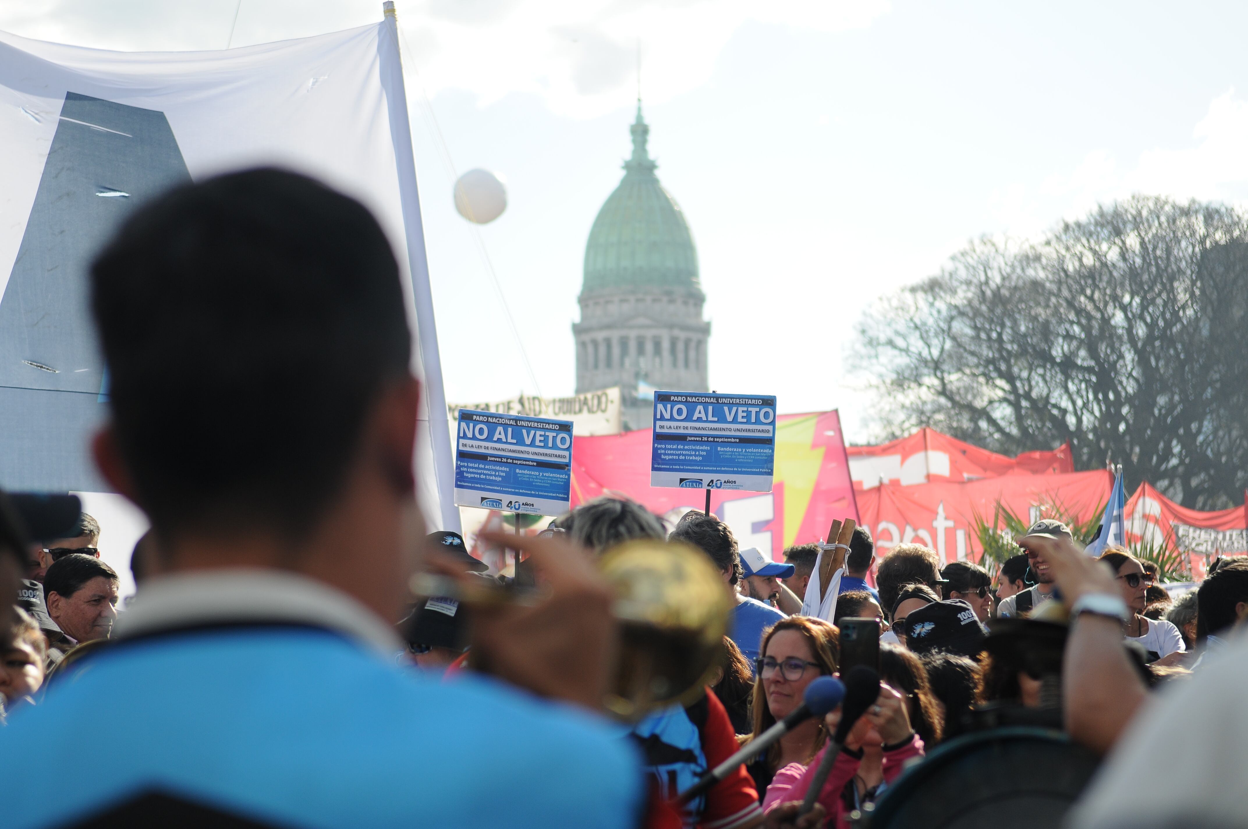 La crisis universitaria ya reunió dos marchas masivas con fuertes reclamos al Gobierno.