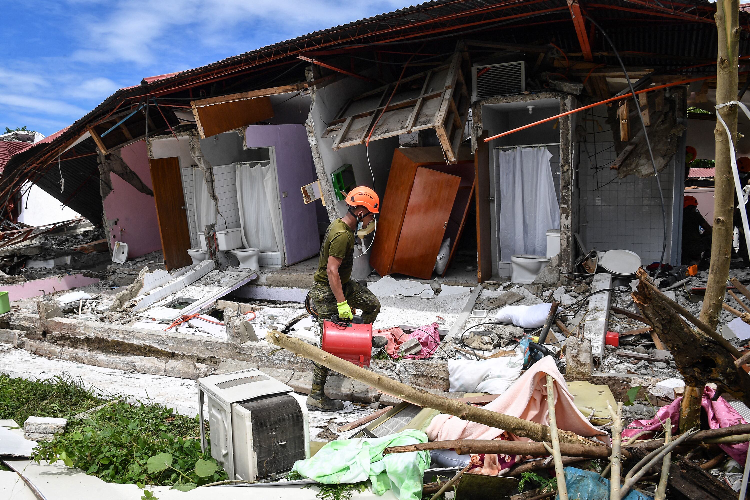 Los equipos de rescate buscan desaparecidos.