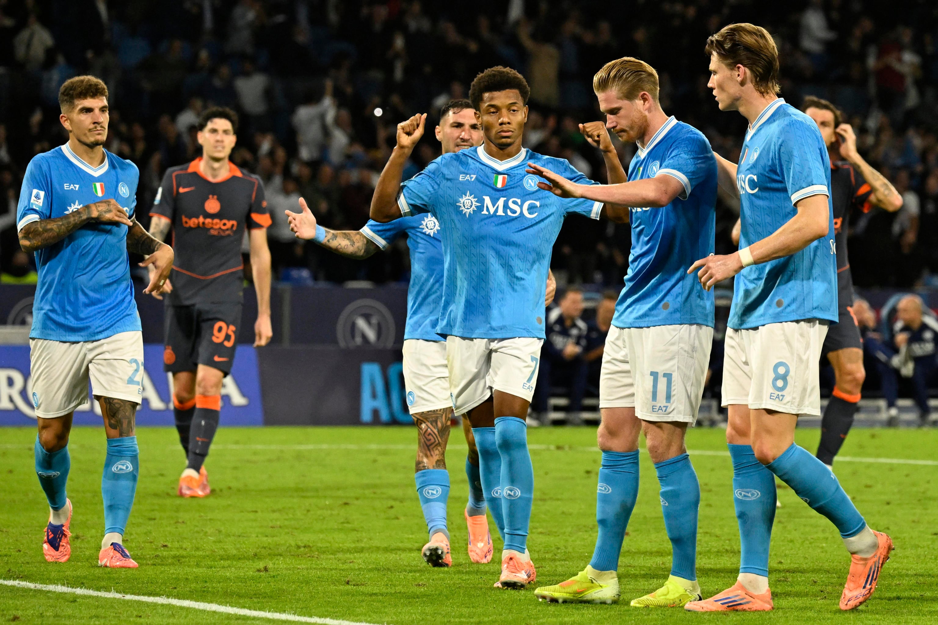 Kevin De Bruyne marcó un penal para Napoli y luego saldría lesionado