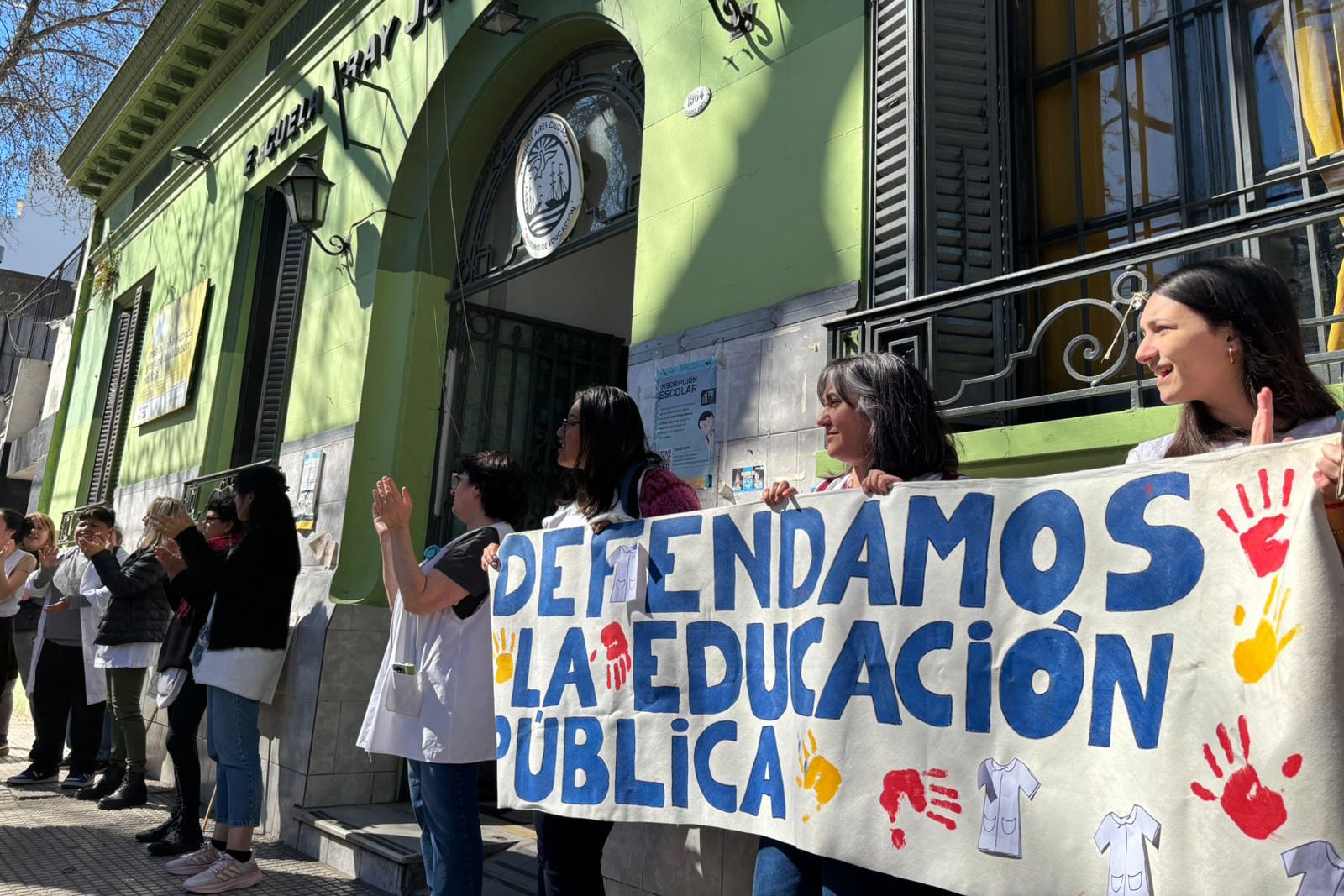 El abrazo a la escuela Fray Justo Santa María de Oro Nº16. 