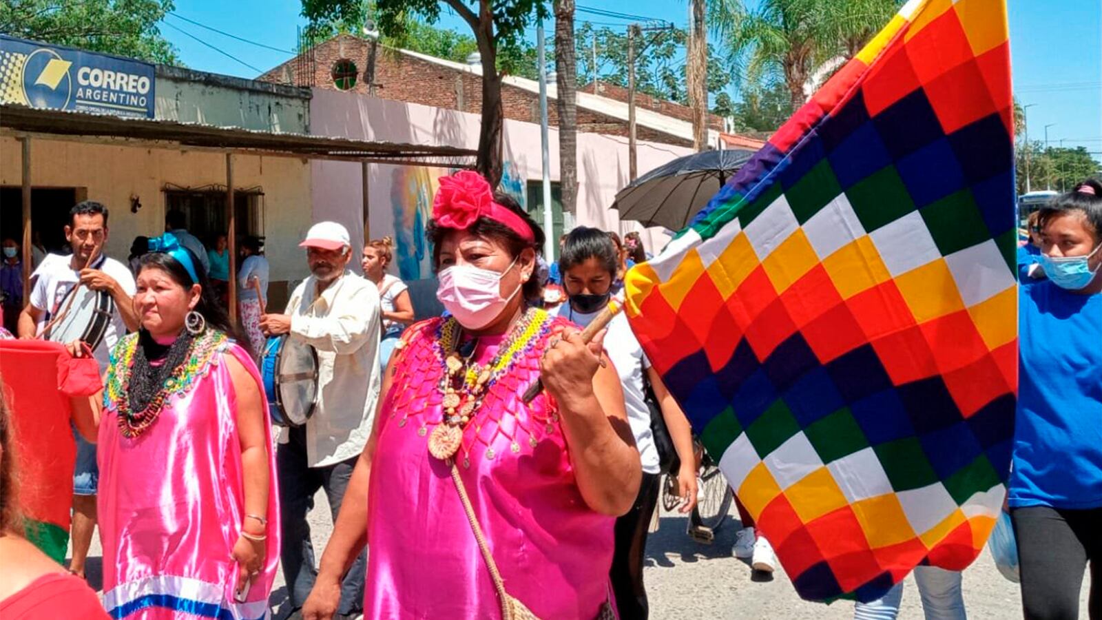 En Salvador Mazza, marcha encabezada por mujeres guaraníes. 