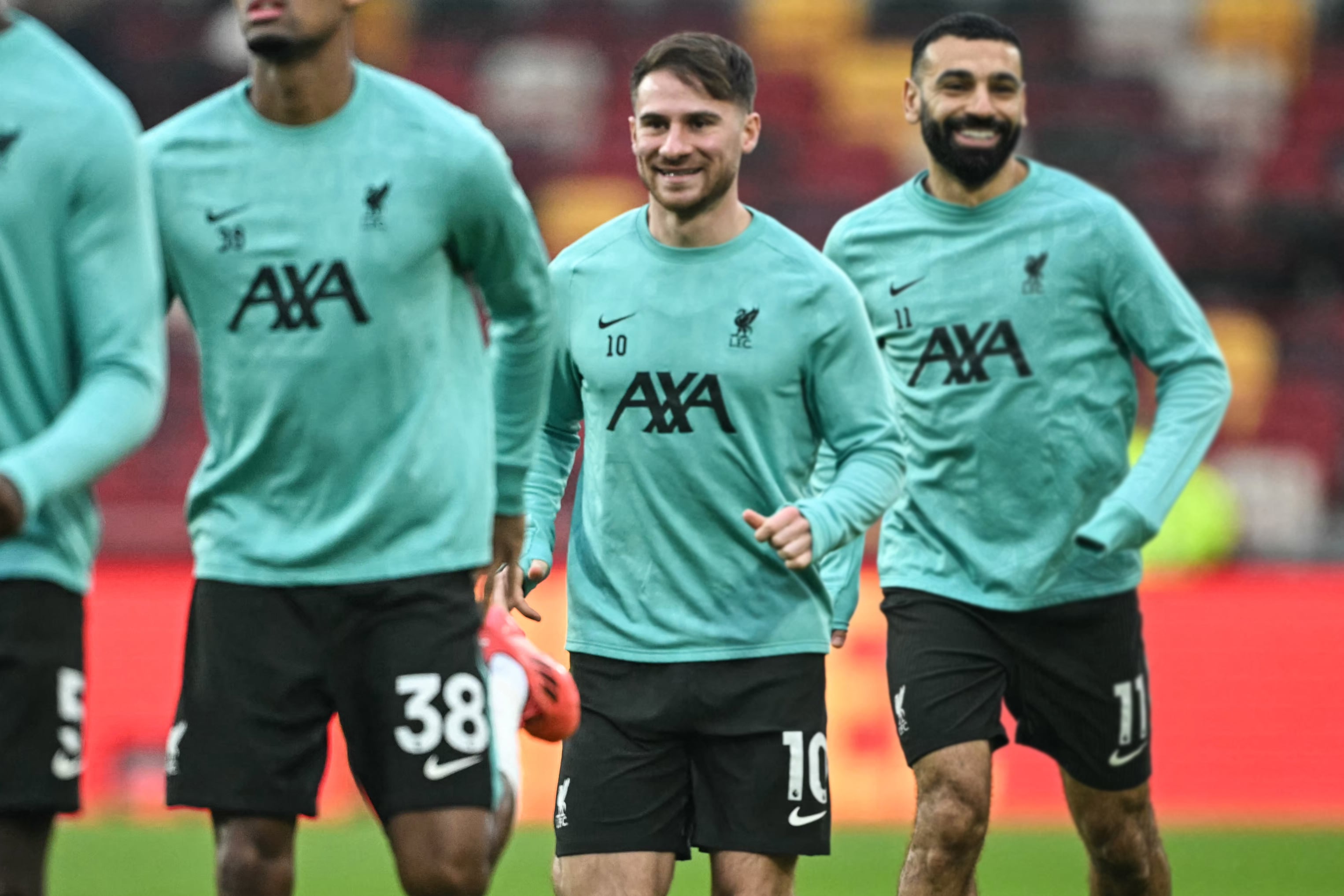 Mac Allister y el goleador egipcio Salah, a pura sonrisa