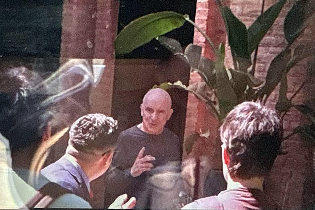 El libertario José Luis Espert durante el allanamiento en su casa de Beccar.