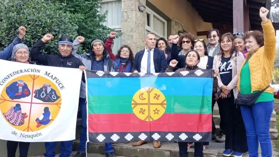 Parte de la comunidad mapuche Paicil Antriao tras conocerse el fallo. 