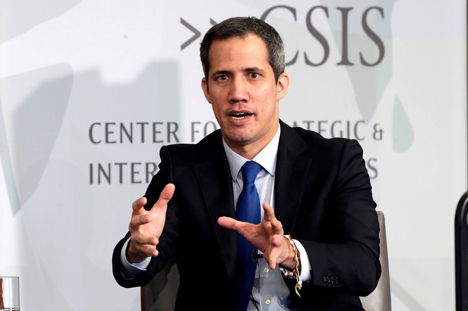 Venezuela pidió un alerta roja de Interpol para Guaidó. 