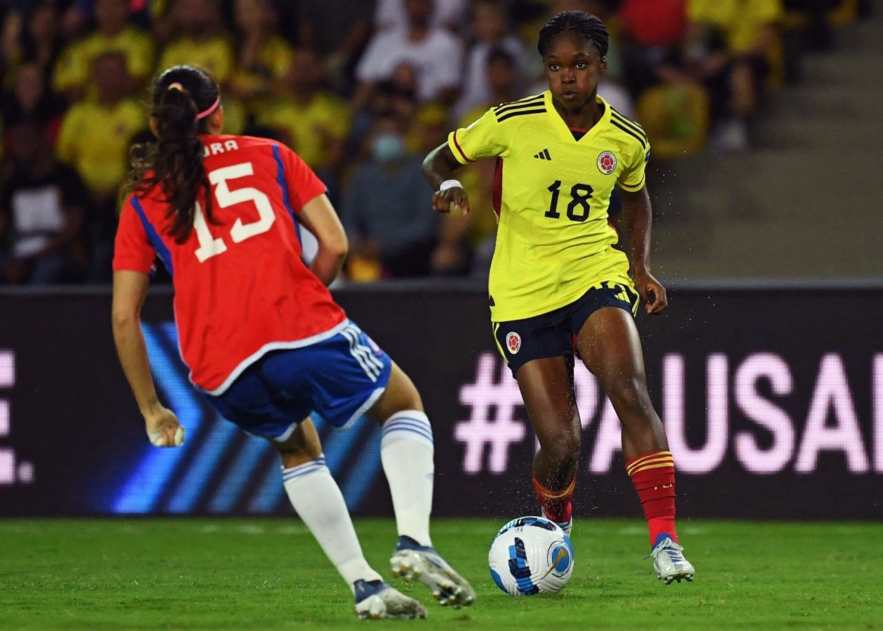 Linda Caicedo, pelota dominada y ojos en la chilena Zamora. Estampa de crack