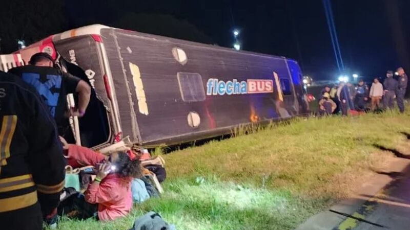 El micro se despistó y volcó en la ruta 14, en Entre Ríos, sentido hacia Corrientes. (Foto: Bomberos de San José)
