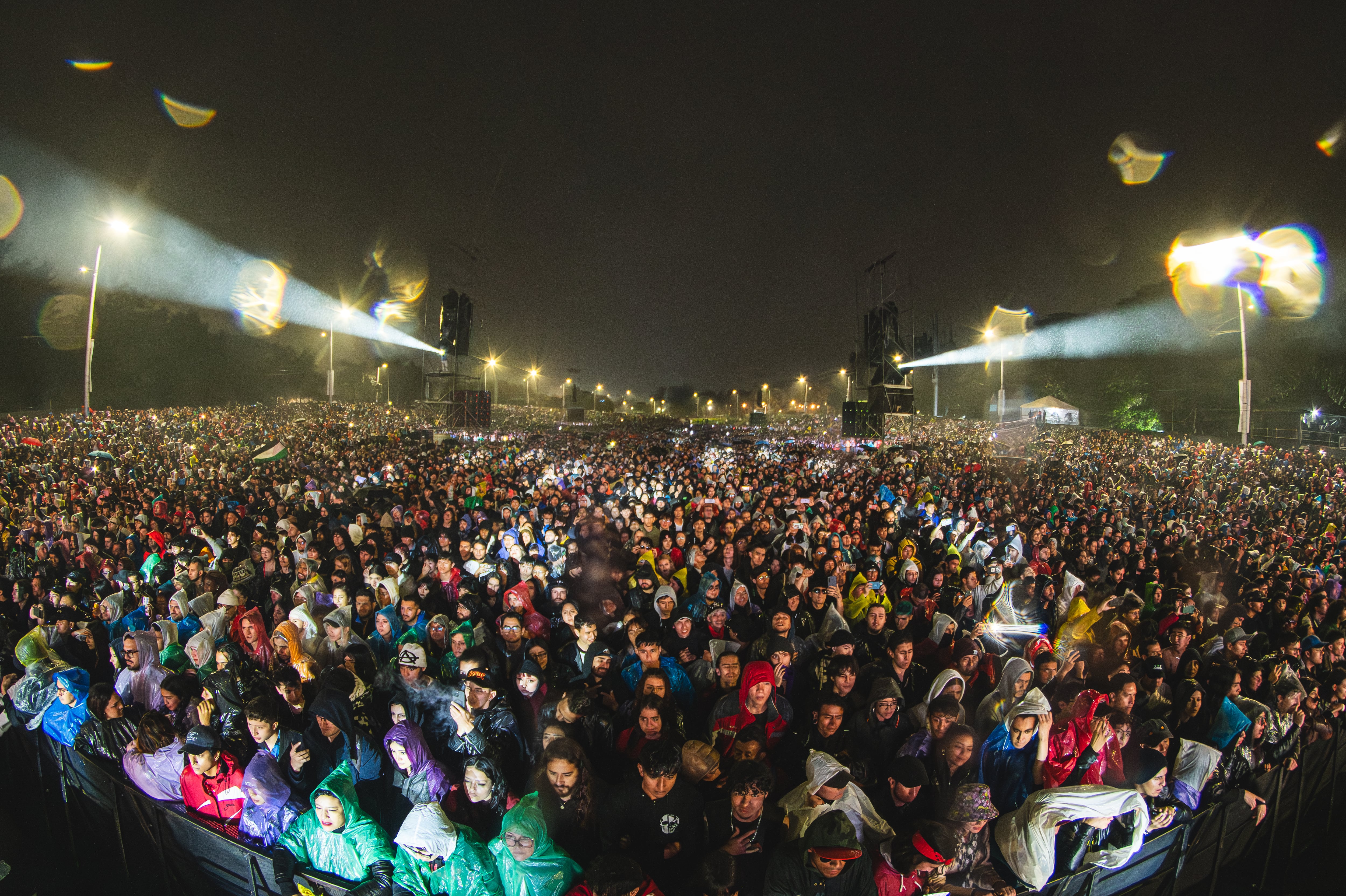 El público –aguantador como pocos–, celebró las presencias de Los Cafres, El Mató, Silvestre y la Naranja y A.N.I.M.A.L.