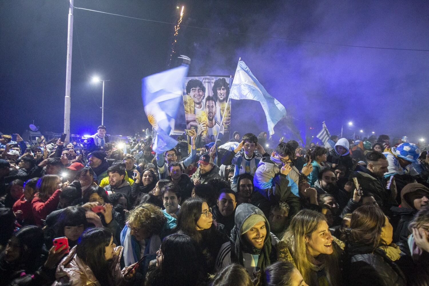 La multitud se congregó frente a la entrada al predio de la AFA en Ezeiza.