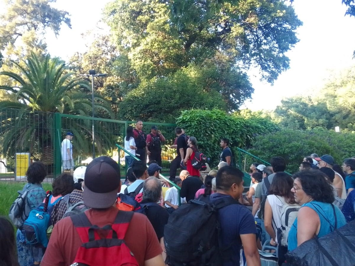 Los productos que ofrecen los manteros convocan a familias y amigos, difunden intereses y funcionan como punto de canje y reunión