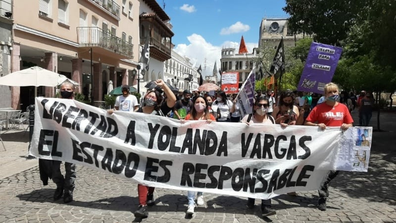 Agrupaciones feministas marcharon para exigir la liberación de Yolanda Vargas en el centro de Salta (2021).