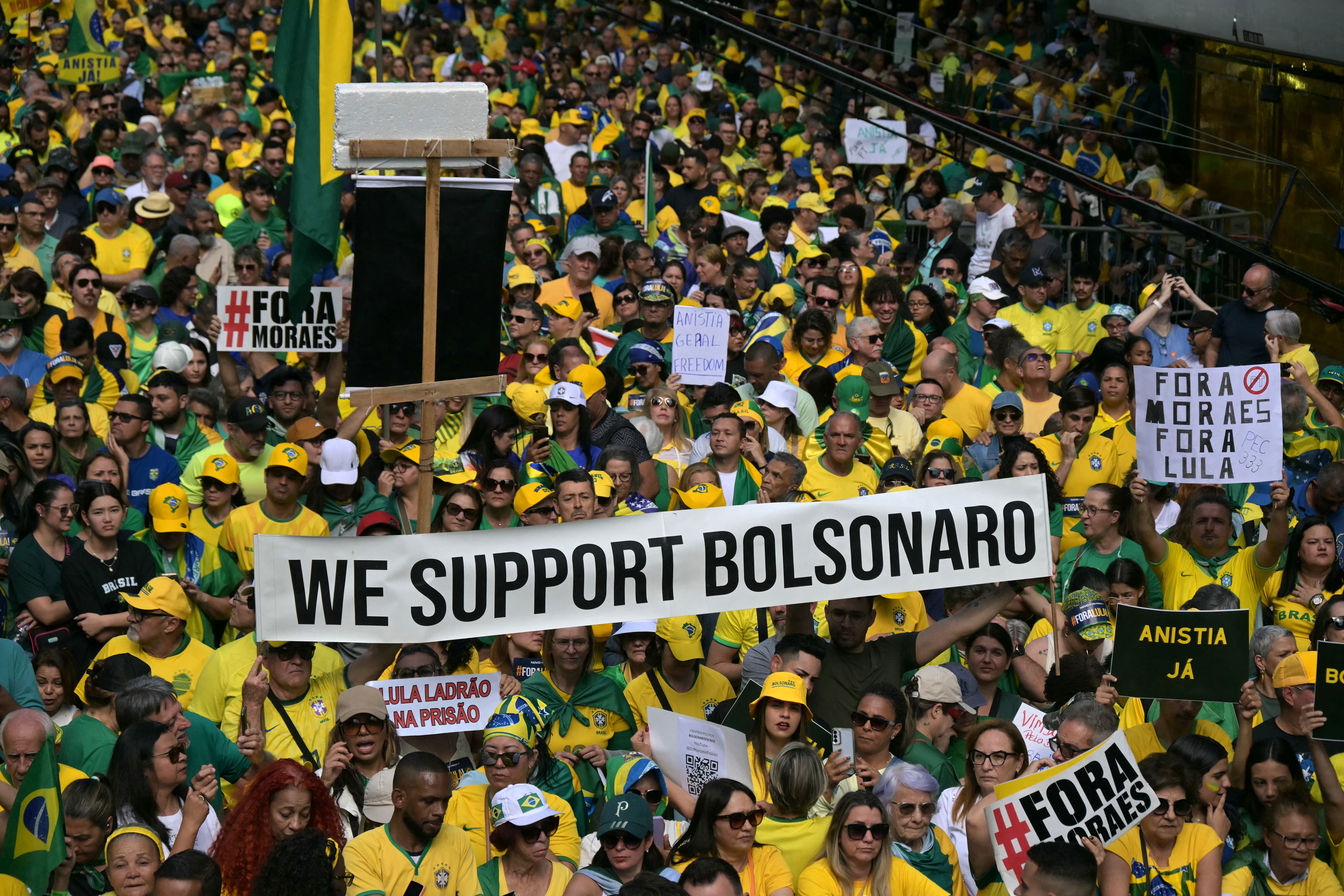 Simpatizantes de Bolsonaro protestan contra el juicio en su contra. 