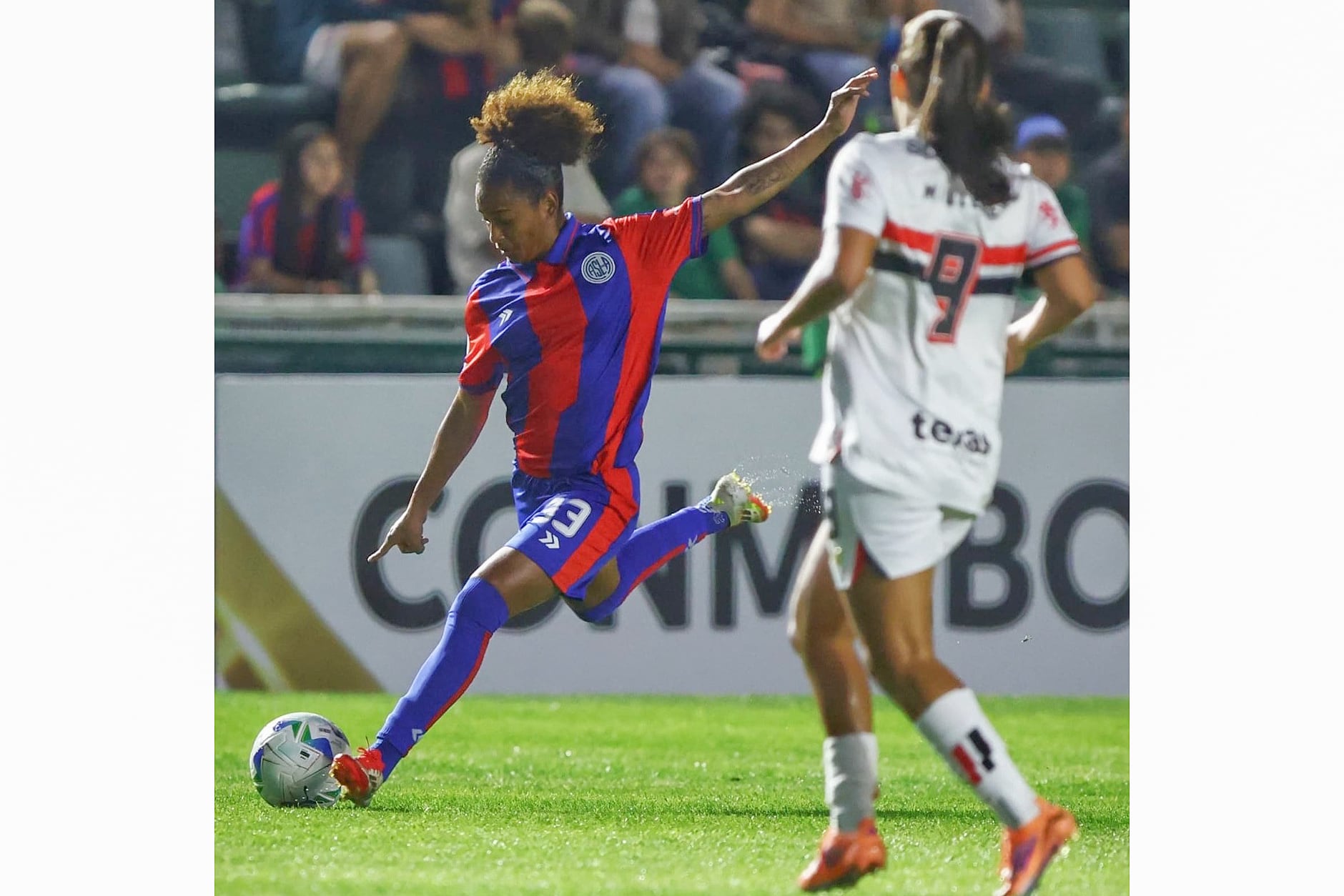 La jugadora de San Lorenzo a punto de lanzar el centro