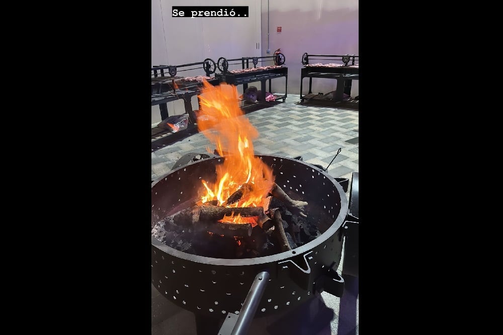 El fogonero y las parrillas llevadas especialmente a la concentración en Qatar