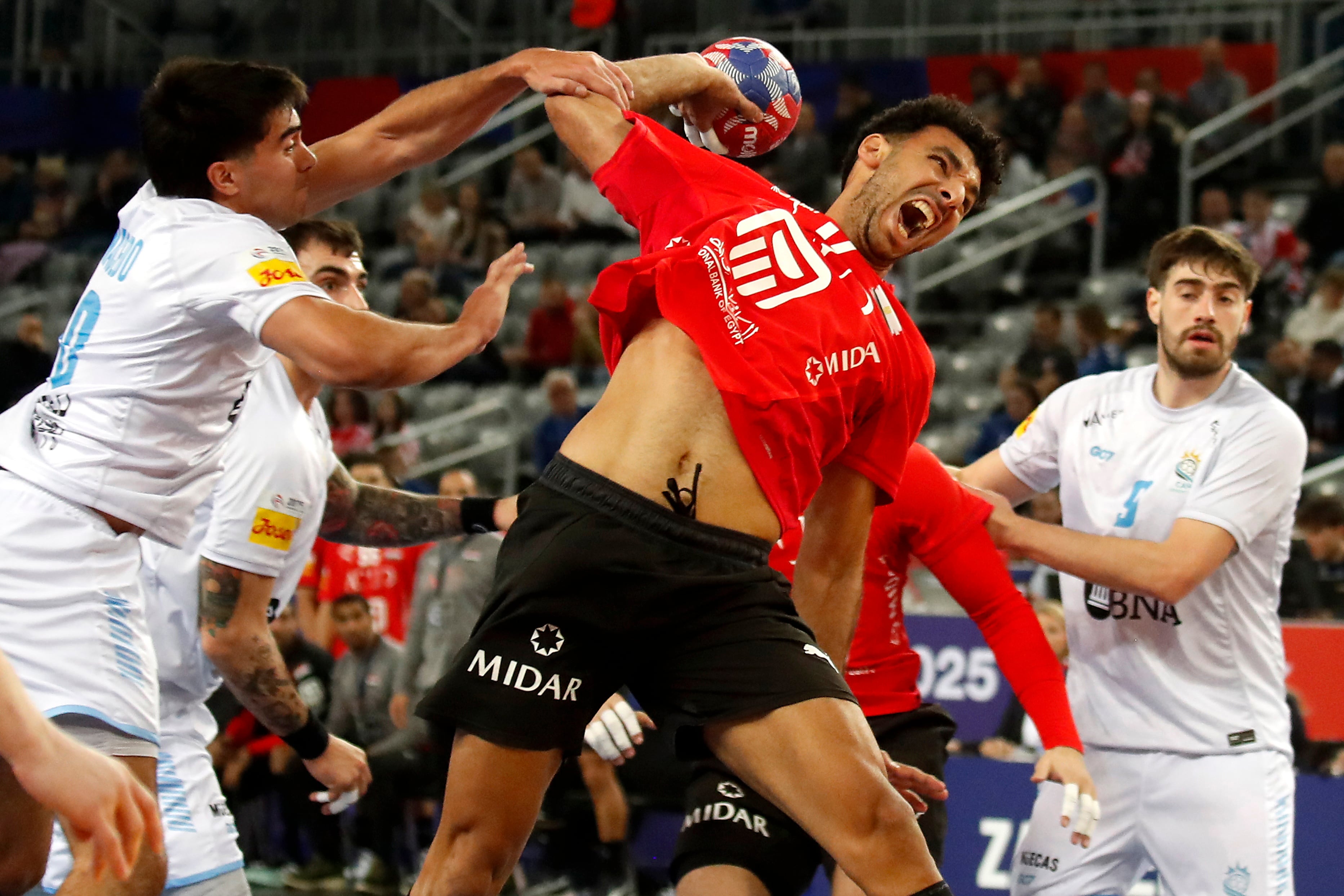 Ramiro Benacedo intenta frenar al atacante egipcio.