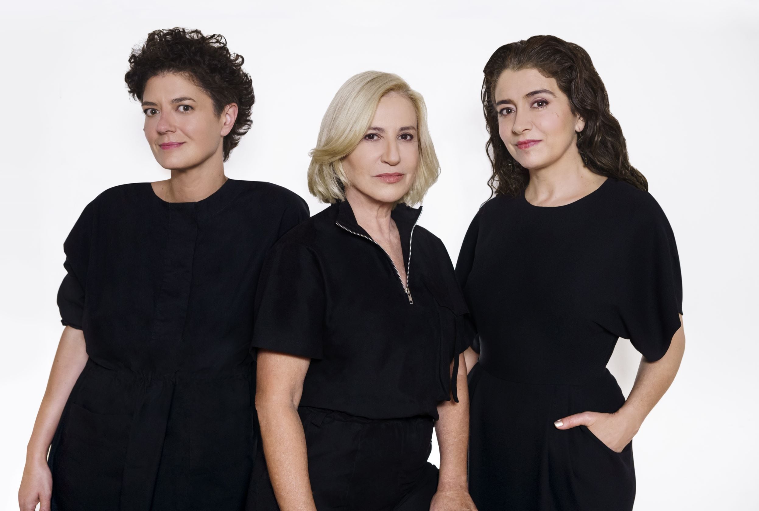 Anahí Berneri, directora de "Elena sabe", junto a las actrices Mercedes Morán y Érica Rivas. Foto: Martín Kraut | Netflix