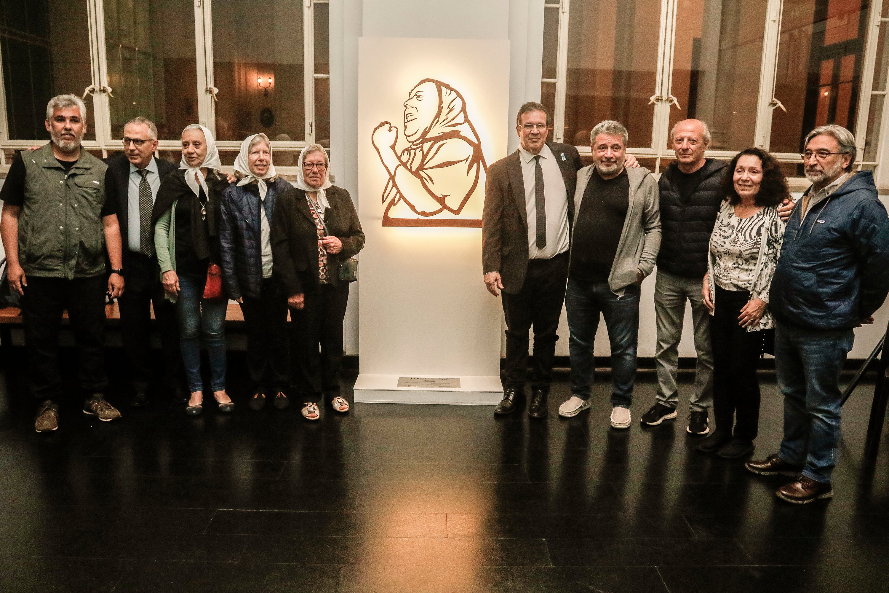 La obra "sintetiza en una imagen todo lo que nosotros vemos de la lucha de las madres", dijo Santa María.