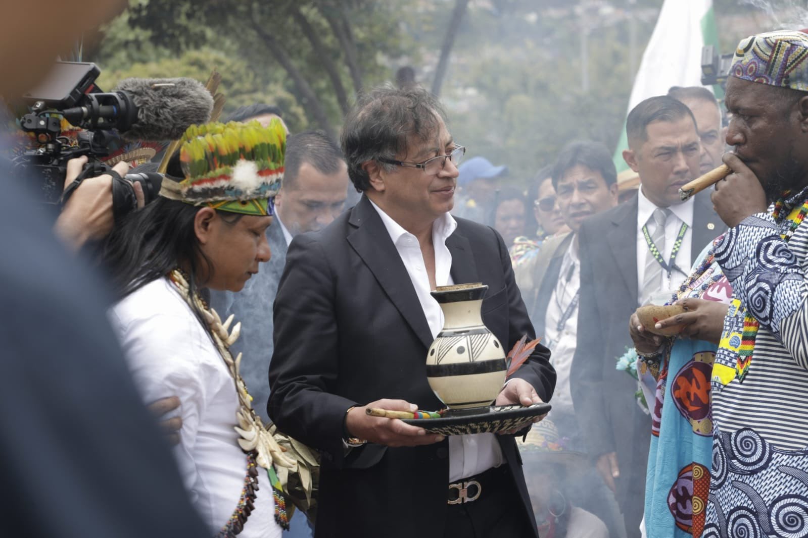 Gustavo Petro en una ceremonia ancestral.