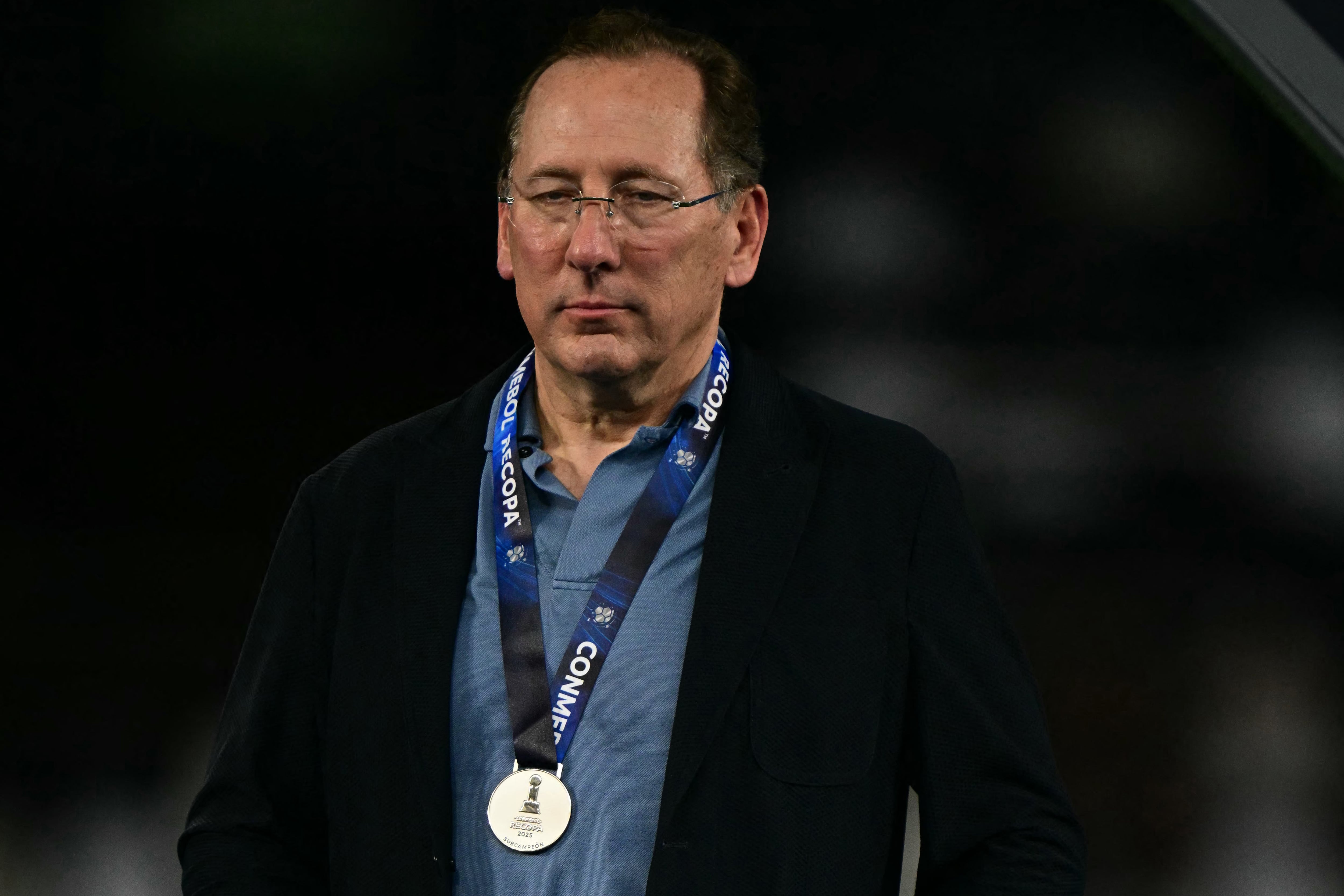 El estadounidense John Textor, con la medalla. Luego la tiraría.