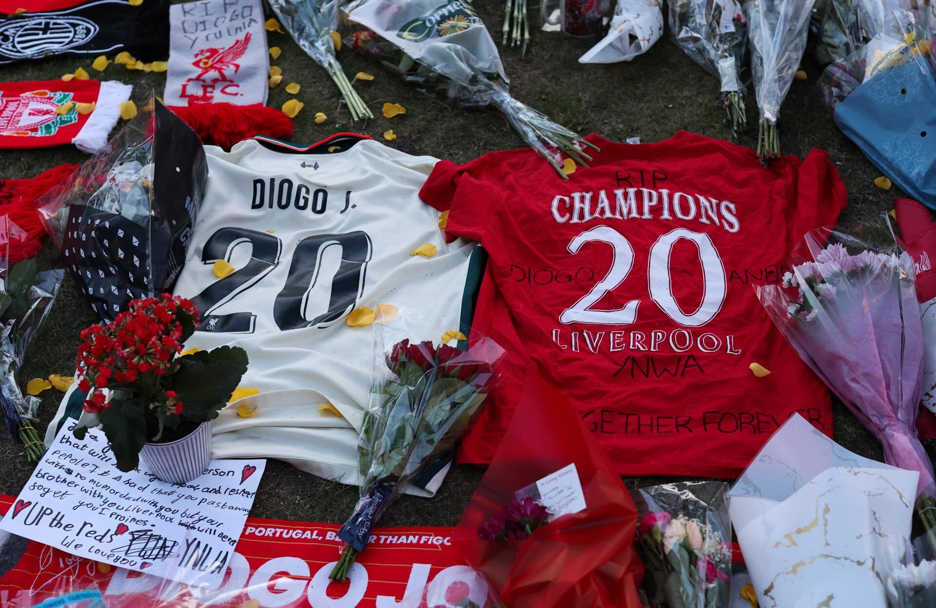 La camiseta número 20, que utilizó el fallecido delantero Diogo Jota, fue retirada por el Liverpool en homenaje.