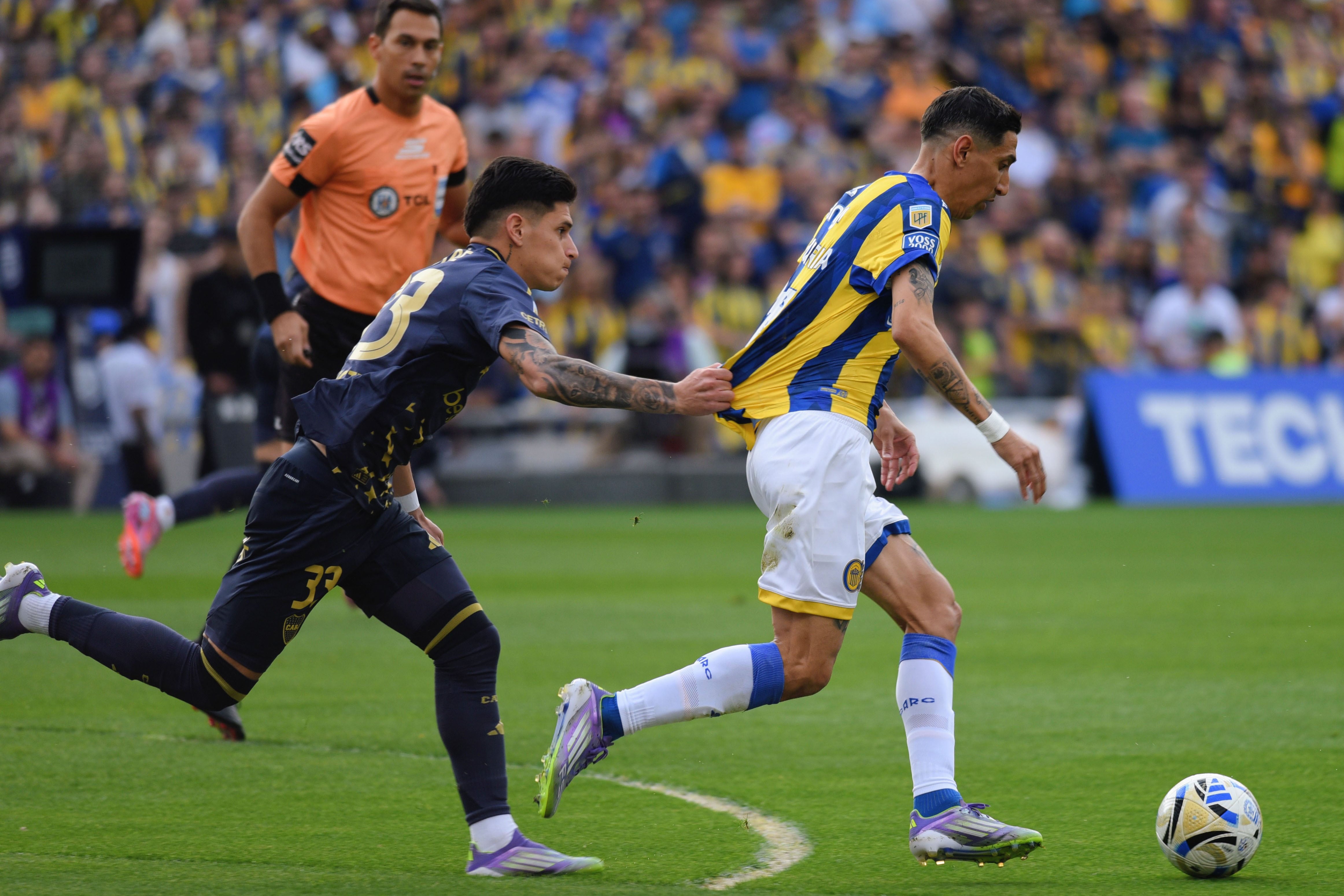 Aguirre toma de la camiseta a Angel Di María