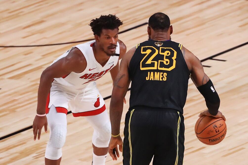 Jimmy Butler y LeBron James protagonizaron un duelo épico, ganado por el alero de Miami.
