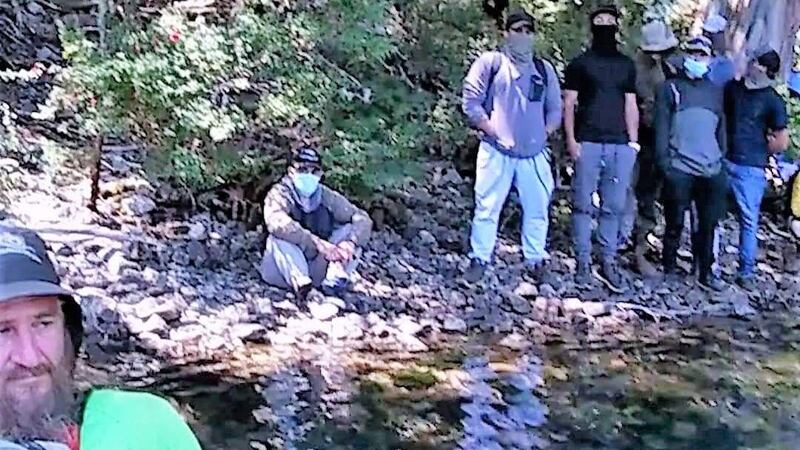 Febrero 2022, cuando activistas intentaron llegar a Lago Escondido. Los encapuchados son la patota de Lewis, a mando del multitasking Nicolás Van Ditmar.