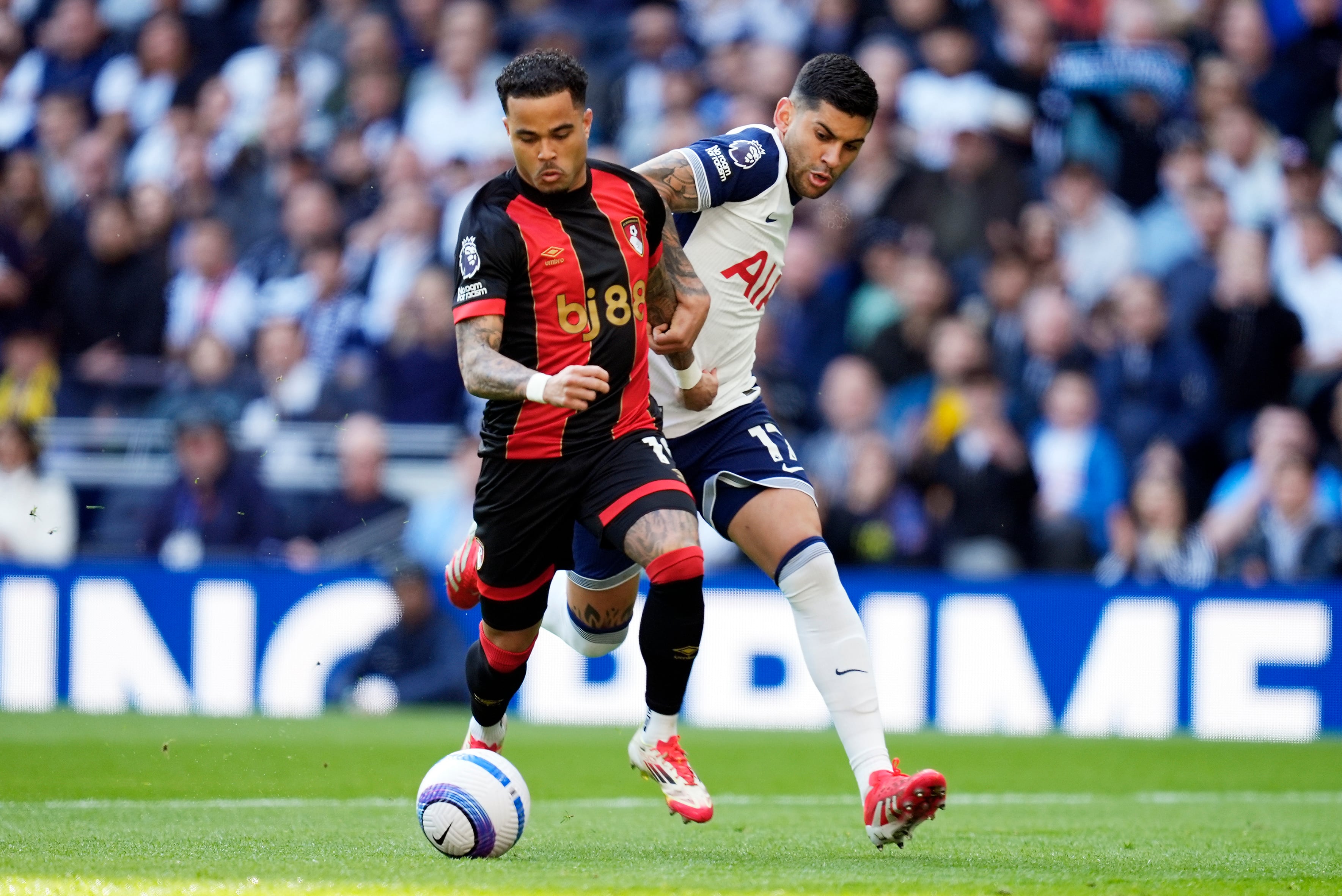 Cuti pelea con Justin Kluivert durante un tramo del partido.