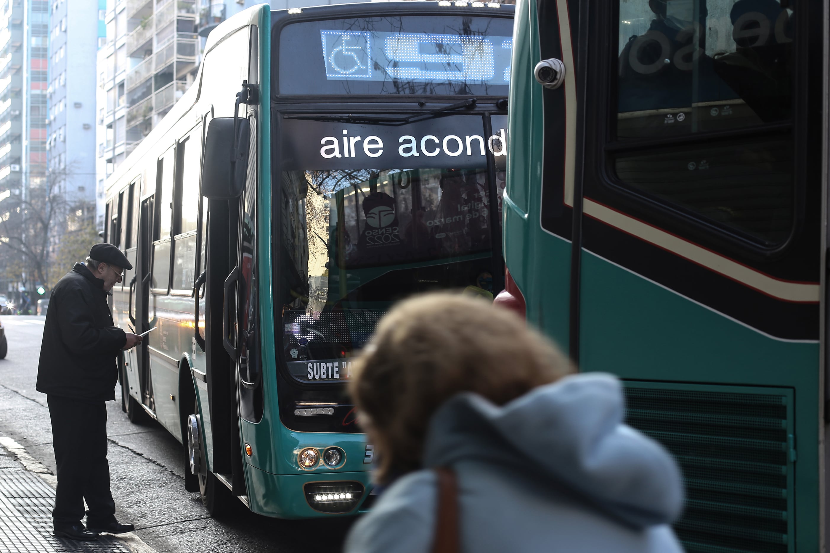 Desde este martes, los boletos de colectivo en el AMBA y Provincia se ajustan nuevamente por inflación. El valor mínimo ya supera los $450 en CABA y los $489 en el conurbano bonaerense.  