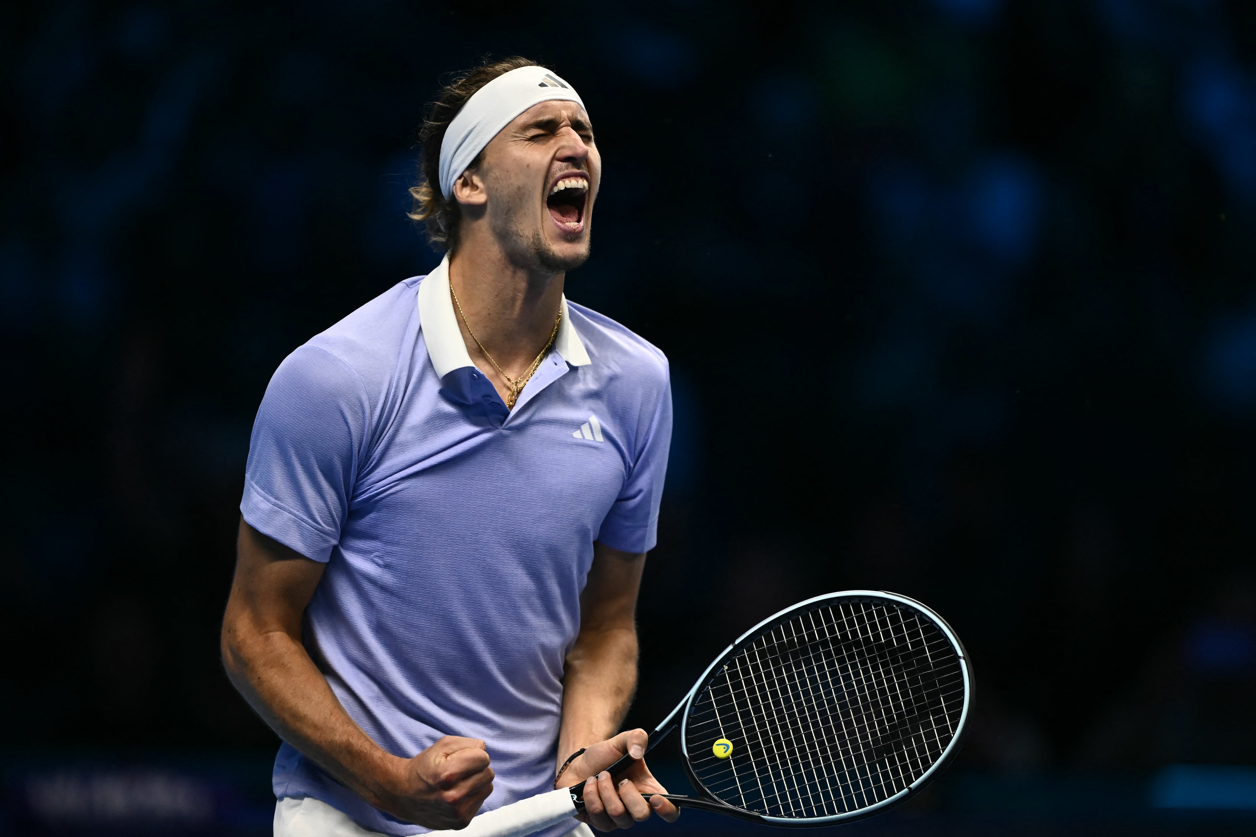 Un espectacular Zverev cerró el duelo ante Alcaraz con maestría