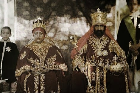 Su Majestad Imperial Haile Selassie I junto a la Emperatriz Menen Asfaw, de fondo dos de sus hijos.