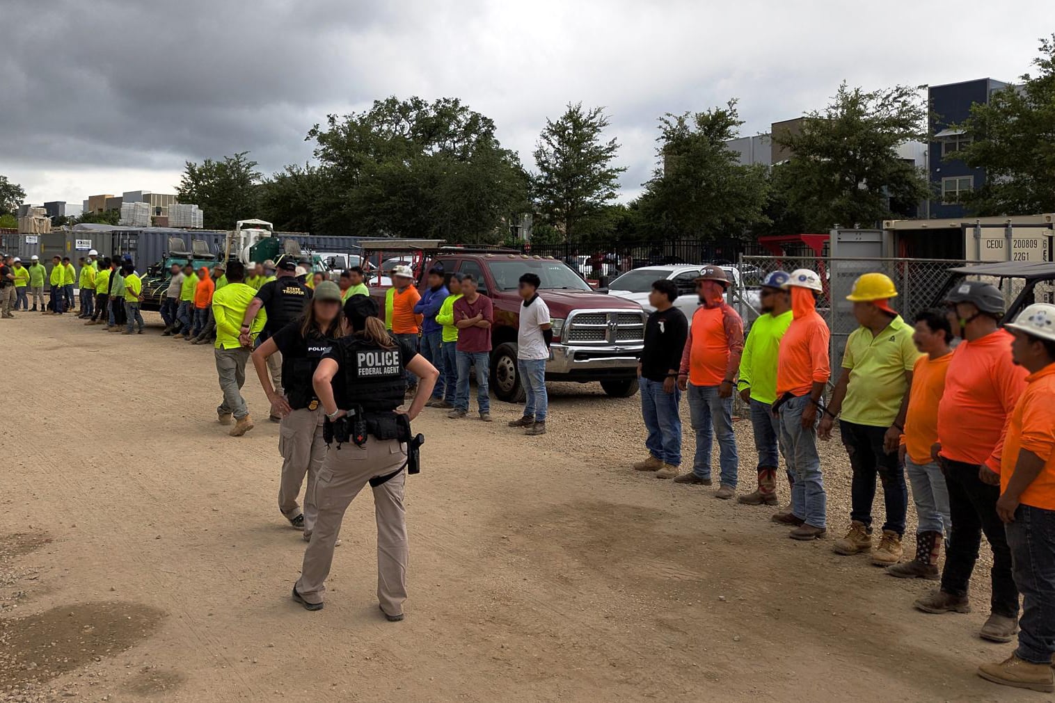 Migrantes detenidos en la redada policial.