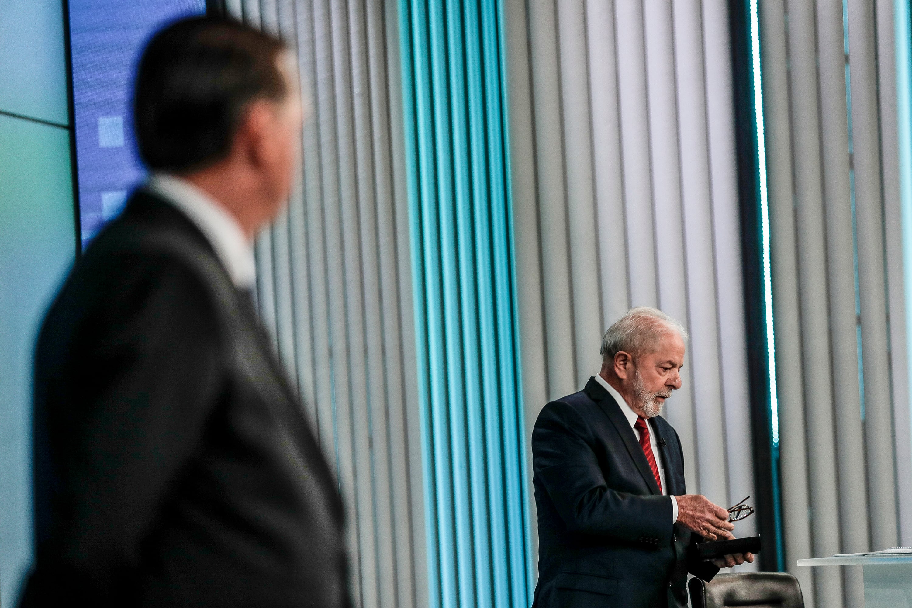 Bolsonaro mira a Lula durante el debate televisivo.