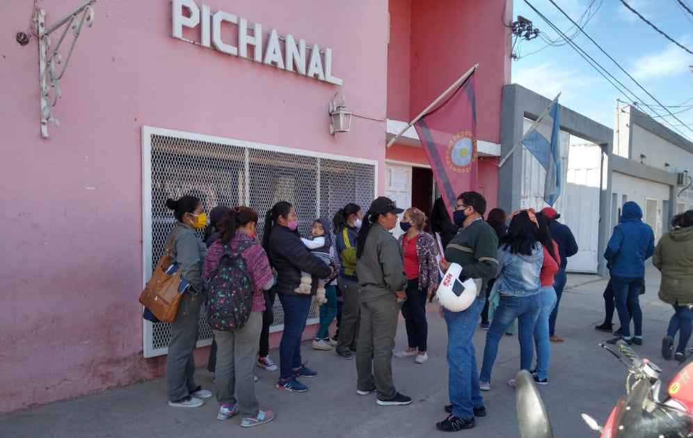 Las trabajadoras de prevención del dengue, en protesta por el despido de una de ellas 