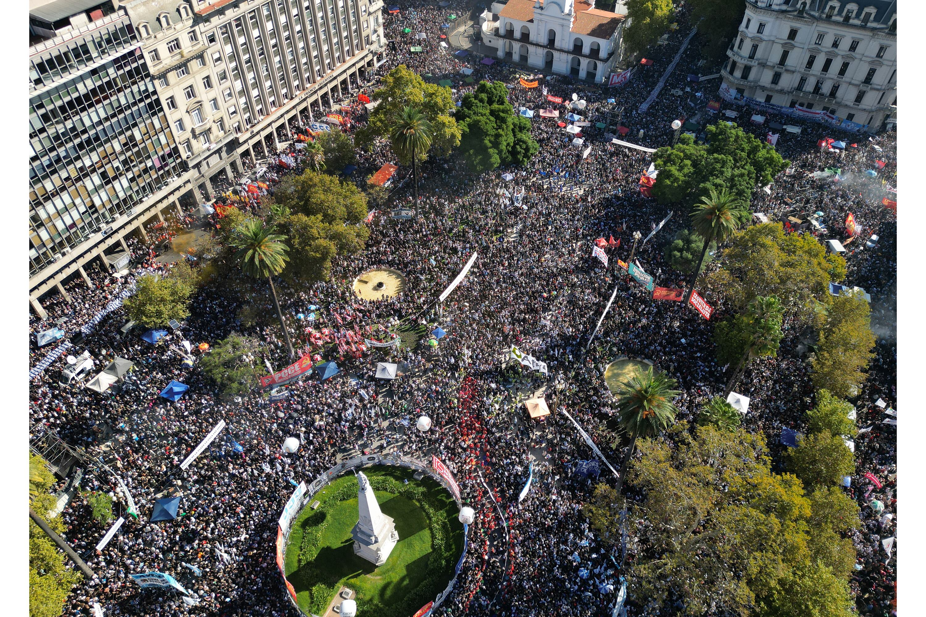 AME7099. BUENOS AIRES (ARGENTINA), 24/03/2026.- Fotografía aérea que muestra a personas participando en una manifestación por el Día Nacional de la Memoria por la Verdad y la Justicia